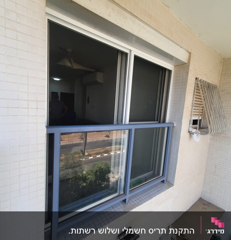 חלון אלומיניום עם מסגרת כחולה במרפסת